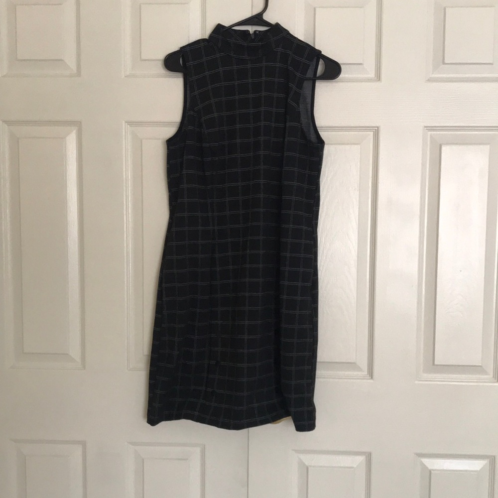 Beautiful turtle-neck plaid dress! Black and white squares 👗